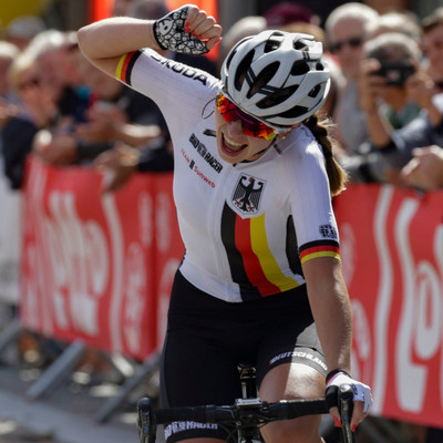 Foto zu dem Text "Lippert feiert am Fuß der Muur den Gesamtsieg der Belgium Tour"