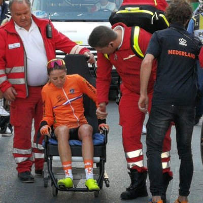 Foto zu dem Text "Im Rollstuhl abtransportiert: Van Vleuten bricht sich Tibiakopf"