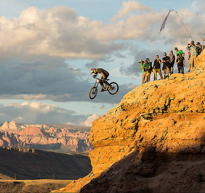 Foto zu dem Text "Red Bull Rampage: “Big Balls Mountainbiking“ in der Wüste"
