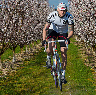 Foto zu dem Text "Kirschblüten-Radklassik: Auf Stahl durchs Obsthügelland"