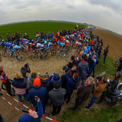 Foto zu dem Text "Mittendrin im Chaos des Pelotons bei Paris-Roubaix"