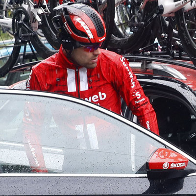 Foto zu dem Text "Dumoulin steigt noch vor dem scharfen Start vom Rad"
