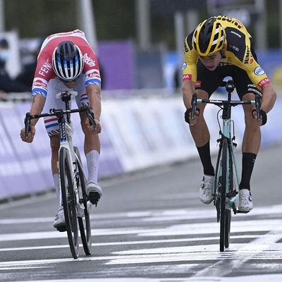Foto zu dem Text "Van der Poel wird im Duell gegen Van Aert Ronde-Sieger"