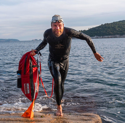 Foto zu dem Text "Triathlon um die Welt: Jonas Deichmann schafft Schwimm-Rekord "
