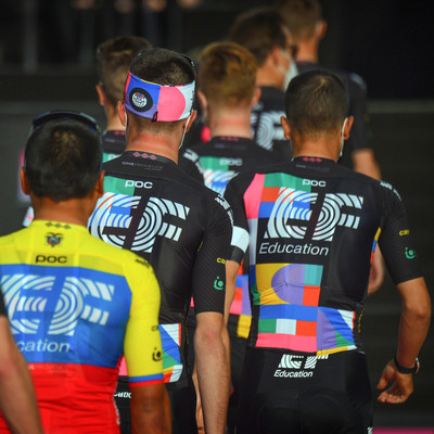 Foto zu dem Text "EF Education – Nippo zeigt Giro-Trikot bei Team-Präsentation"