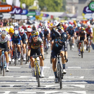 Foto zu dem Text "Wiebes sprintet auf den Champs-Élysées ins erste Gelbe Trikot"