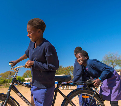 Foto zu dem Text "World Bicycle Relief: Die Geschichte von Asurina und Angela"