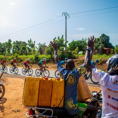 Foto zu dem Text "Bénin: Zeitbonifikation kostet Bike Aid den Gesamtsieg"