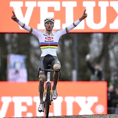 Foto zu dem Text "Trotz “vieler Fehler“: Van der Poel triumphiert in Namur"