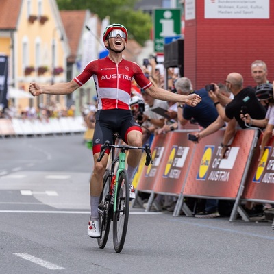 Foto zu dem Text "Aus Frust wird Jubel: Mühlberger gewinnt Auftakt der Tour of Austria"