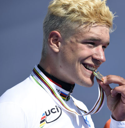 Jonas Bokeloh präsentiert stolz seine Goldmedaille... | Foto: Cor Vos