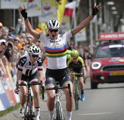 Foto zu dem Text "Blaaks Regenbogentrikot strahlt auch beim Amstel Gold Race"