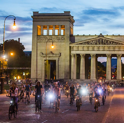 Foto zu dem Text "Münchner Radlnacht: “Fröhlich durch die Nacht cruisen...“"