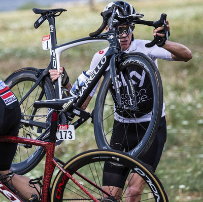 Foto zu dem Text "Froome wieder zu Fuß unterwegs und früh unter Druck"