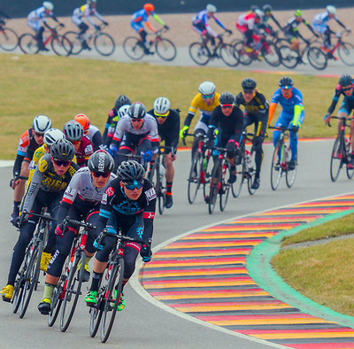 Foto zu dem Text "Rund um den Sachsenring: Achterbahn für alle"