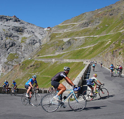 Foto zu dem Text "Stilfser Joch Radtag: Autofrei für die “Königin der Pass-Straßen“"