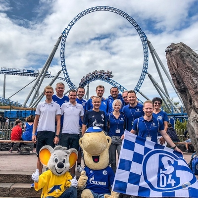 Foto zu dem Text "Rad- und Fußballprofis königsblau im Vergnügungspark"