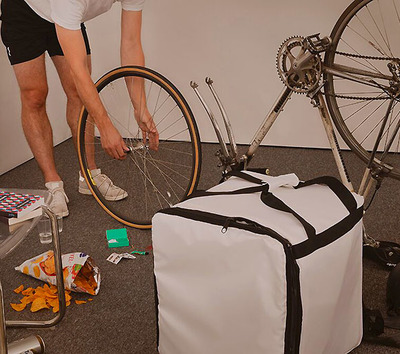 Foto zu dem Text "Gallery.Delivery: Der Fahrrad-Kurier bringt Kunst"
