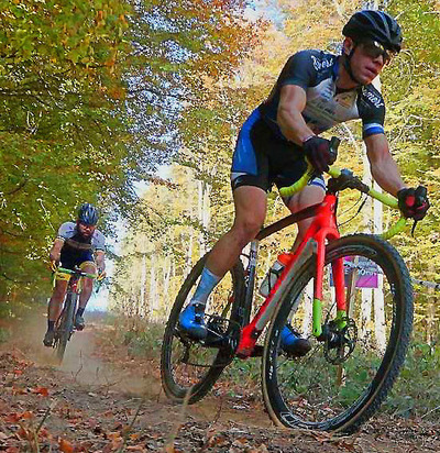 Foto zu dem Text "Cyclocross-Meisterschaften Hessen-SW: Querfeldein am Pferde-Gut"