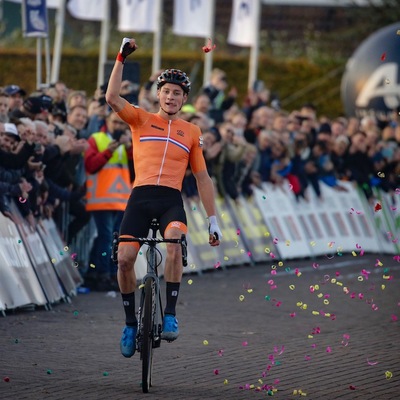 Foto zu dem Text "Van der Poel gelingt in der Heimat die Titelverteidigung"