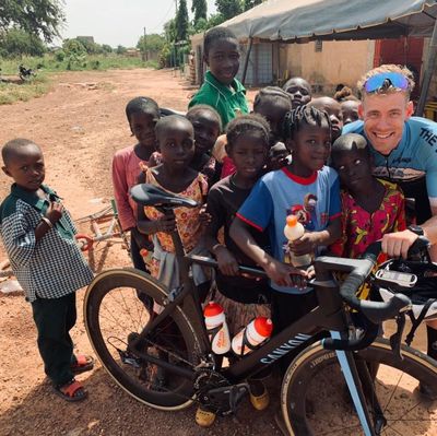 Foto zu dem Text "Gestern noch Rennen in Ougadougou, heute wieder Schreibtisch!"