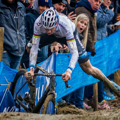 Foto zu dem Text "Van der Poel verhindert Doppelsturz und landet Doppelschlag"