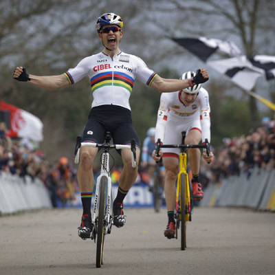 Foto zu dem Text "Van Aert jubelt in Pont-Château und zieht an Aerts vorbei"