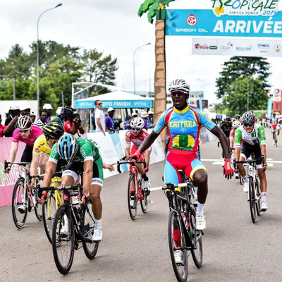 Foto zu dem Text "18-jähriger Eritreer jubelt, Greipel diesmal Fünfter"