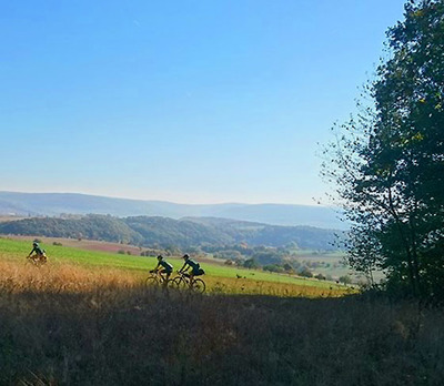 Foto zu dem Text "Wine Barrel Gravel Ride: “Life Is Short - Gravel Together!“ "