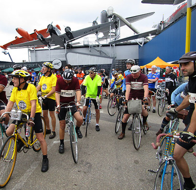 Foto zu dem Text "Tretro: Retro-Rennrad-Runde mit Prominenten"