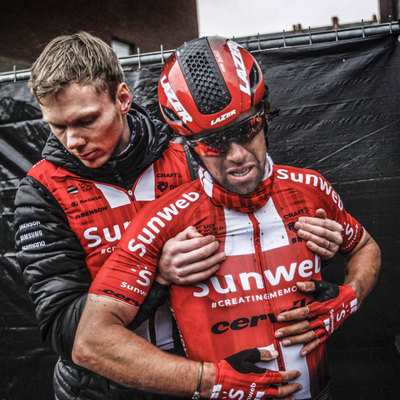 Foto zu dem Text "Schwarzer Paris-Nizza-Start für Sunweb: Drei Fahrer gestürzt"