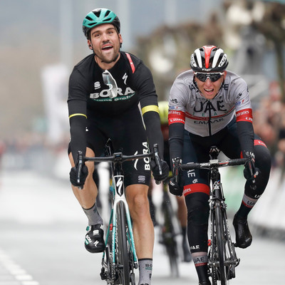 Foto zu dem Text "Schachmann zum Dritten! Sprint-Sieg gegen Pogacar im Regen"