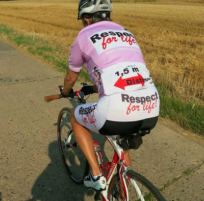 Foto zu dem Text "Respect for life!: Trikot mit Abstands-Logo"