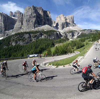 Foto zu dem Text "Sella Ronda Bike Day: “Schönstes Bauwerk der Welt“ hat autofrei"