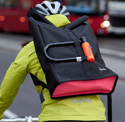 Foto zu dem Text "Rapha: neuer Roll Top Backpack"