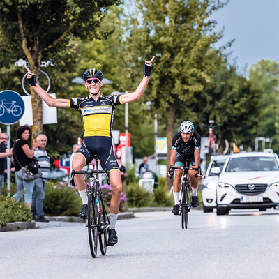 Foto zu dem Text "Wüste Szenen im Zielraum bei der OÖ-Juniorenrundfahrt"