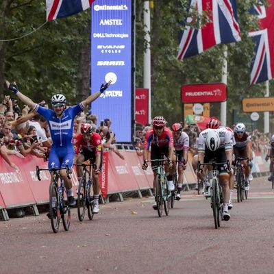 Foto zu dem Text "Viviani setzt sich im Sprint gegen Bennett durch"