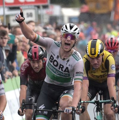 Foto zu dem Text "Bennett gewinnt verregneten Auftakt im Sprint"