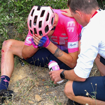 Foto zu dem Text "Schlüsselbein- und Schulterbrüche: Highspeed-Sturz zerlegt Vuelta-Peloton"