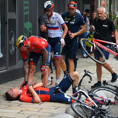 Foto zu dem Text "Sturz nach der Ziellinie: CRO Race für Mohoric beendet"