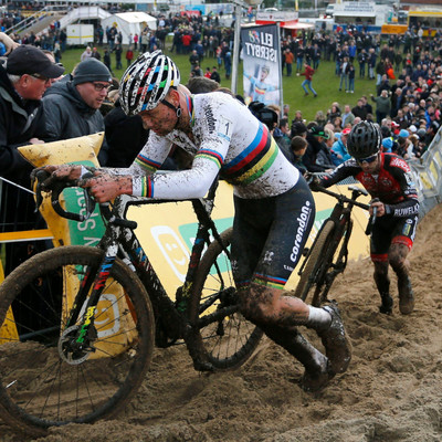 Foto zu dem Text "Van der Poel ringt Iserbyt in Krimi von Tabor nieder"