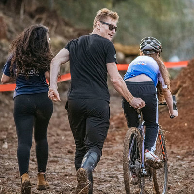 Foto zu dem Text "Greipel gibt Anschubhilfe auf der Crossstrecke"