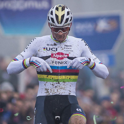 Foto zu dem Text "Van der Poel gelingt im neuen Alpecin-Trikot Hattrick in Baal"