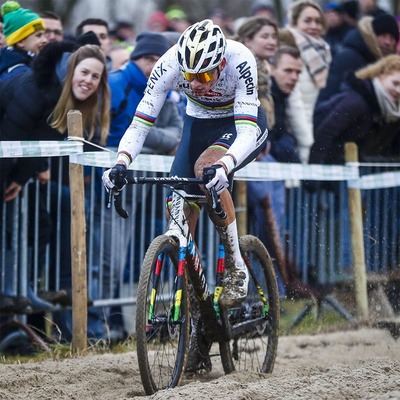 Foto zu dem Text "Van der Poel stoppt auch kein Sturz im Karussell"