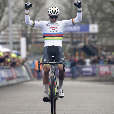 Foto zu dem Text "Van der Poel zieht in Rucphen mit seinem Vater gleich"