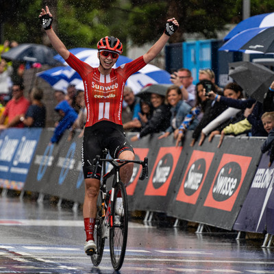 Foto zu dem Text "Lippert stürmt im Regen von Geelong zum ersten WorldTour-Sieg"