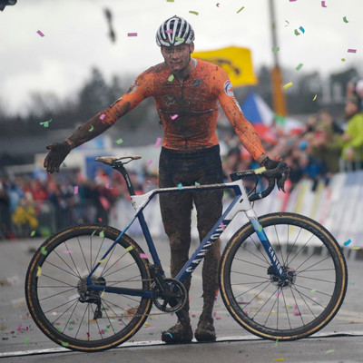 Foto zu dem Text "Van der Poel mit beeindruckendem Start-Ziel-Sieg zum 3. Titel"