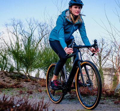 Foto zu dem Text "Breitreifen, Rennlenker, Scheiben-bremsen: Gravelbikes weiter trendy"