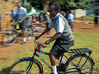 Foto zu dem Text "World Bicycle Relief: 500 000. Fahrrad in Kenia übergeben"