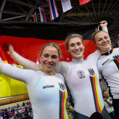 Foto zu dem Text "Deutsche Teamsprinterinnen jubeln im Berliner Velodrom"